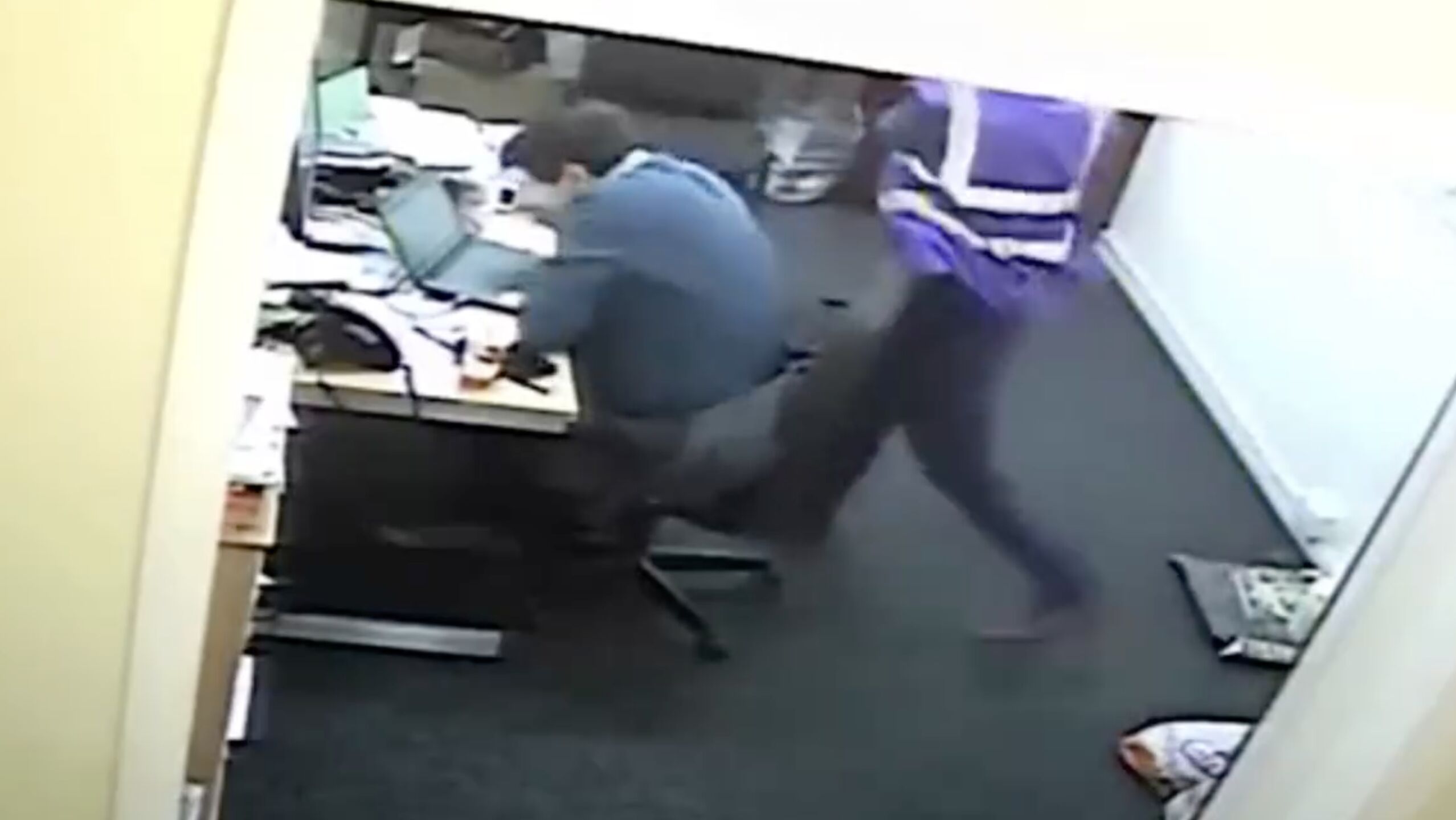 ▲▼英國校長板手偷襲副校長。（圖／翻攝YouTube）