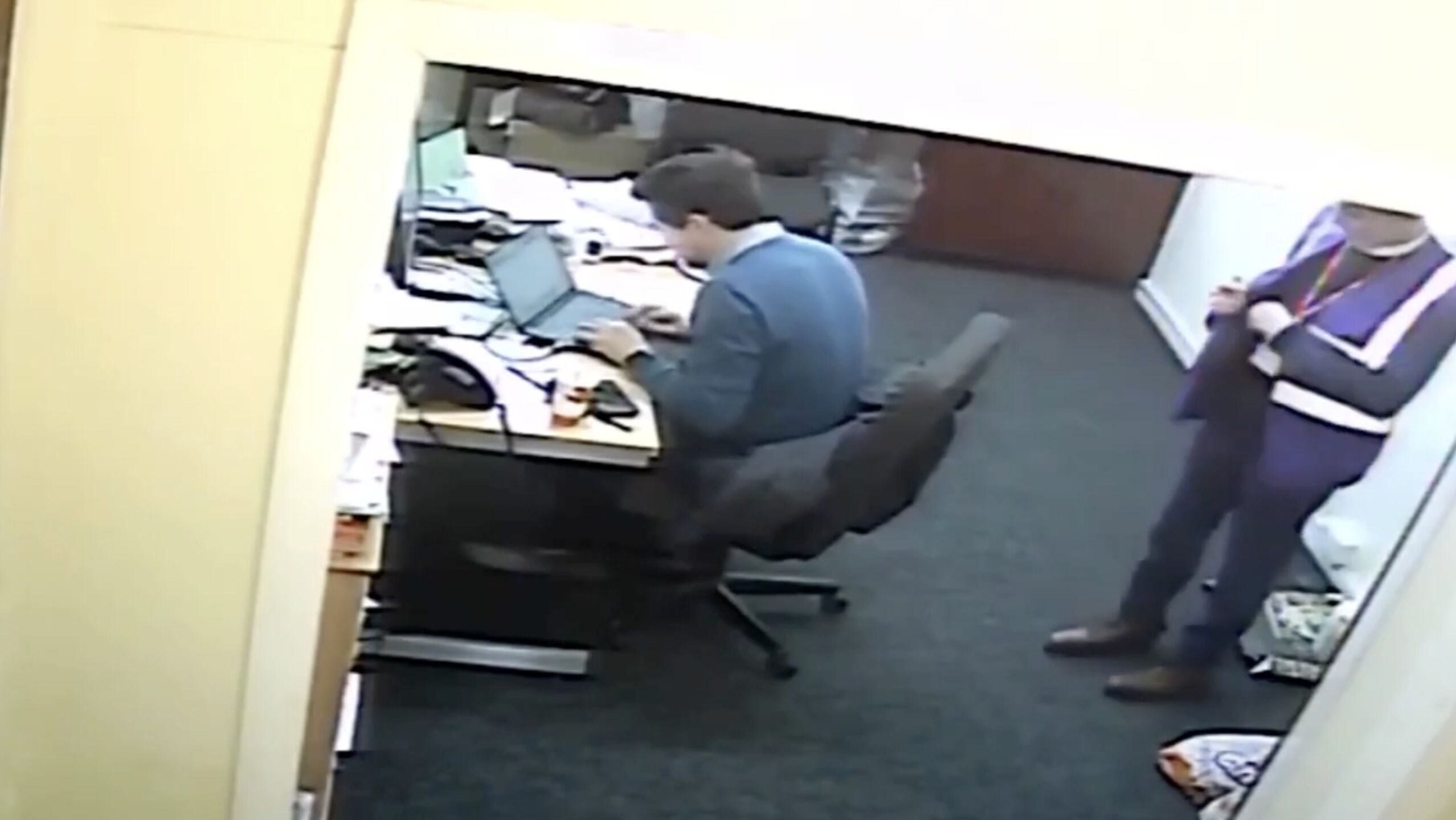 ▲英國校長板手偷襲副校長。（圖／翻攝YouTube，下同）