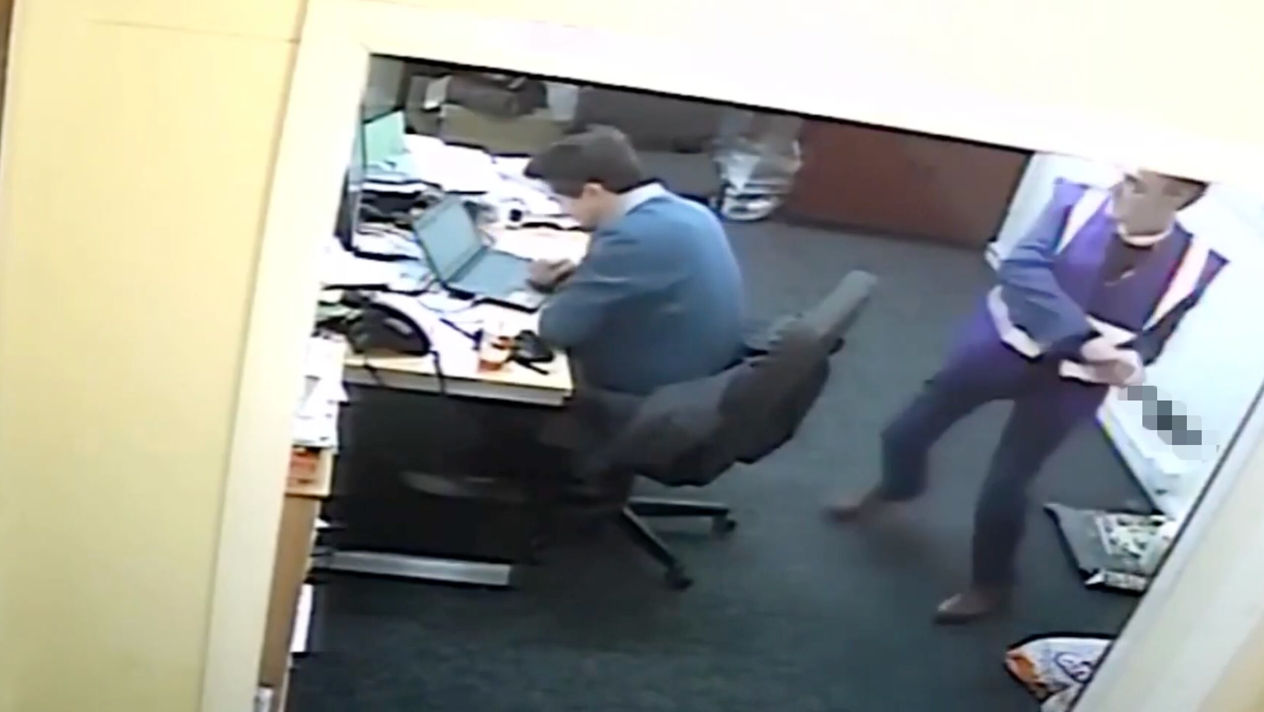 ▲▼英國校長板手偷襲副校長。（圖／翻攝YouTube）