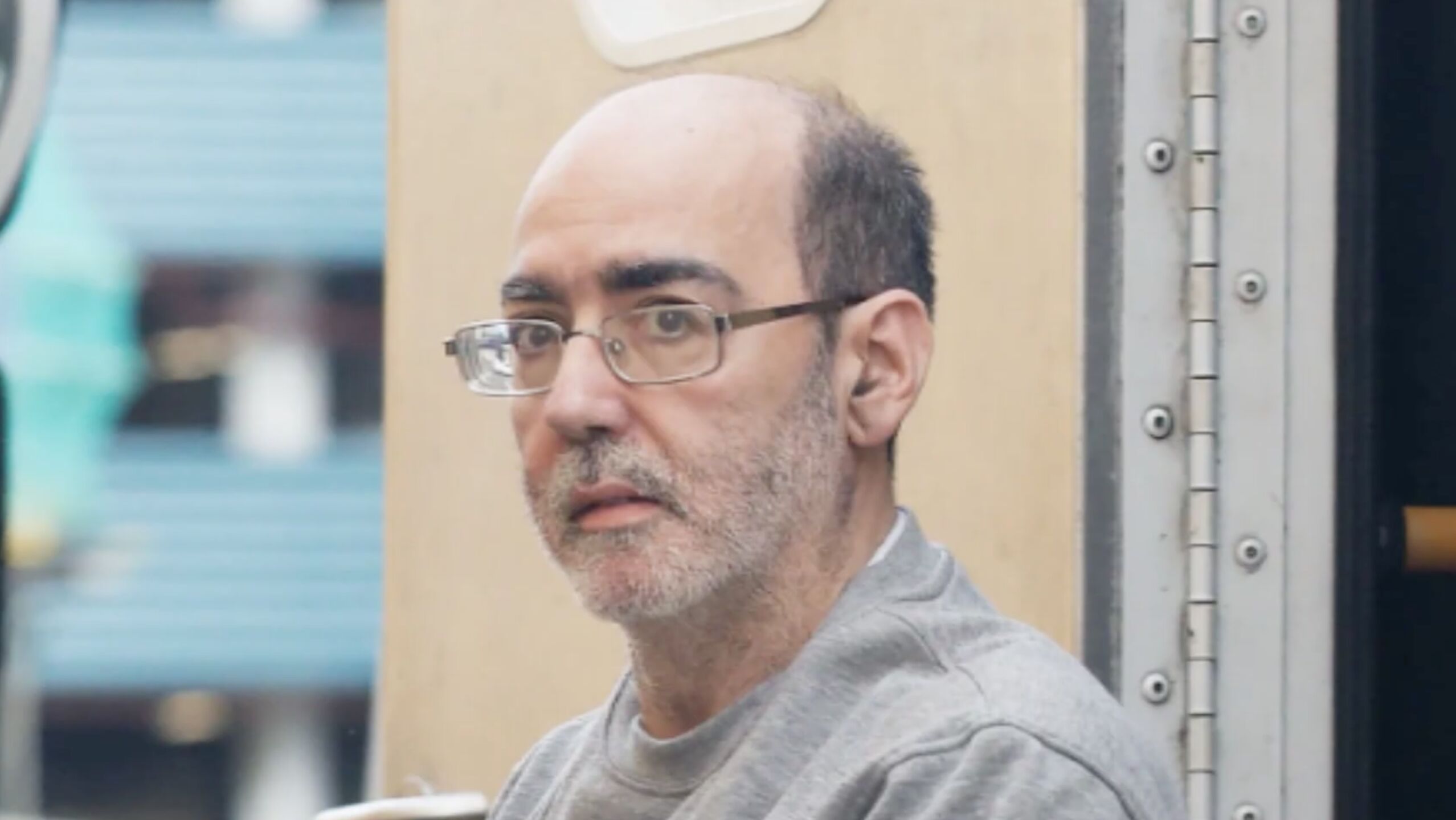 ▲▼英國校長板手偷襲副校長。（圖／翻攝YouTube）