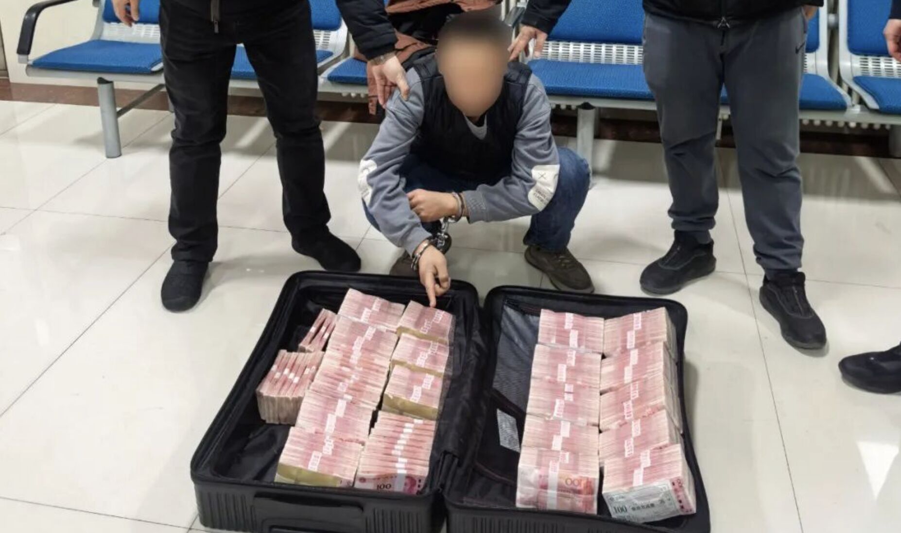 ▲大陸警方抓獲詐騙車手，攔截下一大箱200萬人民幣現金。（圖／翻攝央視）