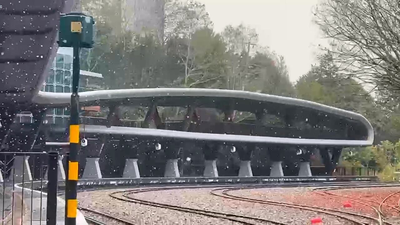 ▲▼       阿里山祝山車站8:05分飄雪      。（圖／阿里山許登凱先生提供）