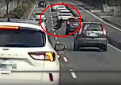 水鹿奔跑過馬路！自小客煞不住車頭撞凹　牠「留一撮毛」跑了