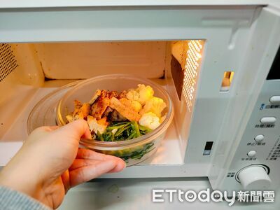 微波爐「食物不是放中間」!藥師揭原理 網傻眼:用錯20年