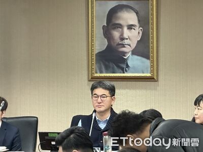 下令人工生殖法今出委？柯建銘罕見現身衛環委員會　劉建國：照程序