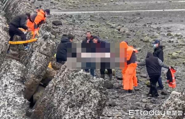 ▲▼澎湖東石有位吳姓漁陳屍消波塊。（圖／記者陳洋翻攝)