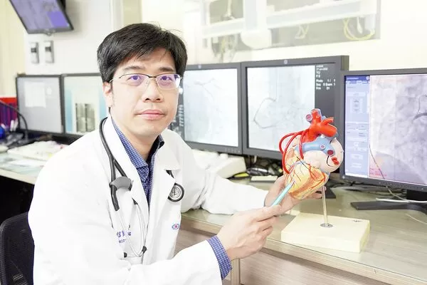 ▲針對桃園市某大學教室期末考時突然昏倒送醫不治，檢警相驗疑心因性猝死；中壢天晟醫院心臟內科醫師黃信凱提醒，心因性心臟病與「三高」密切相關，提醒高危險群要留意。（圖／中壢天晟醫院提供）