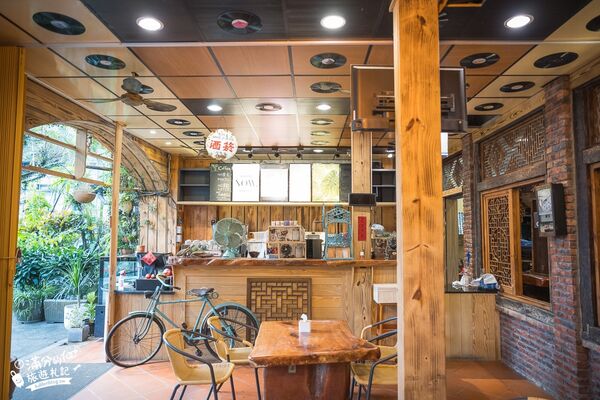 ▲▼新北平溪景點，樓仔厝咖啡、天燈主題咖啡館、走吊橋、放天燈。（圖／部落客滿分提供）