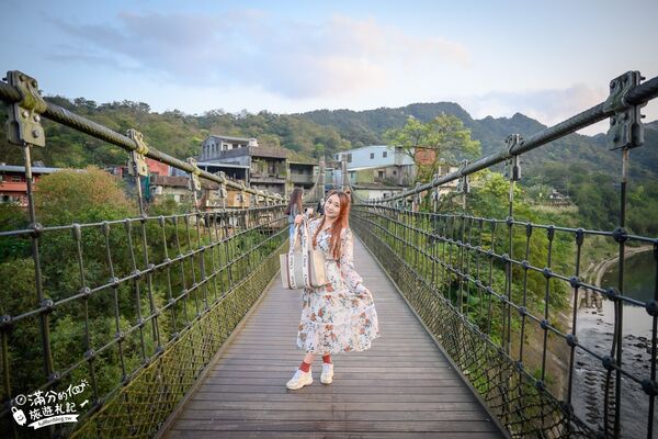 ▲▼新北平溪景點，樓仔厝咖啡、天燈主題咖啡館、走吊橋、放天燈。（圖／部落客滿分提供）