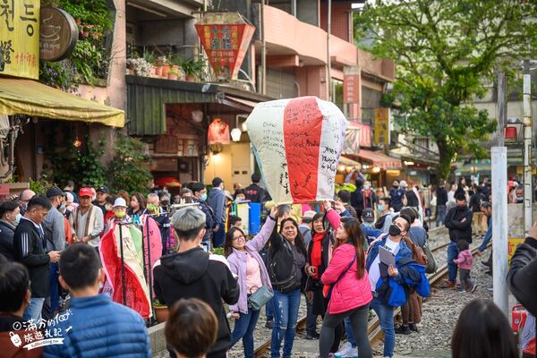 ▲▼新北平溪景點，樓仔厝咖啡、天燈主題咖啡館、走吊橋、放天燈。（圖／部落客滿分提供）