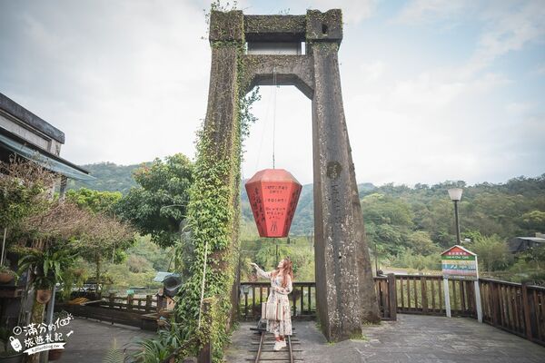 ▲▼新北平溪景點，樓仔厝咖啡、天燈主題咖啡館、走吊橋、放天燈。（圖／部落客滿分提供）