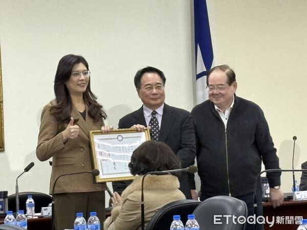 ▲▼蔡正元即將入獄，鄭麗中常會頒發「實踐一等獎章」。（圖／記者鄭佩玟攝）