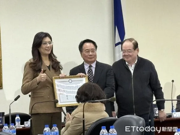 ▲▼蔡正元即將入獄，鄭麗中常會頒發「實踐一等獎章」。（圖／記者鄭佩玟攝）