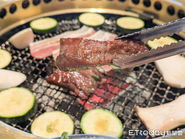 ▲乾杯。（圖／記者黃士原攝）