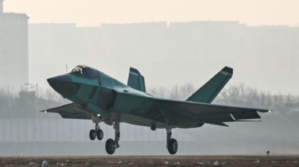 ▲殲-35綠皮機完成2026年公開首飛。（圖／翻攝微博）