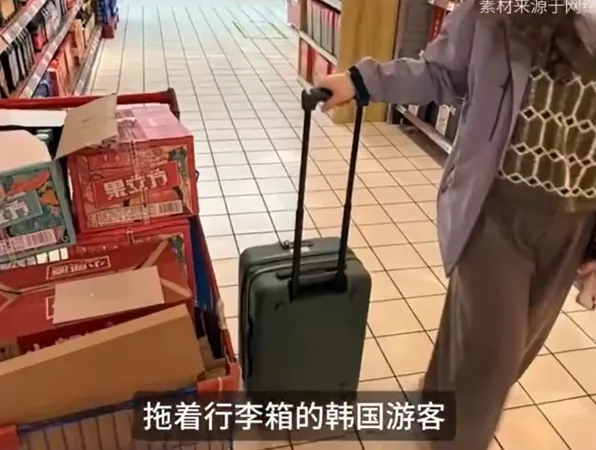 ▲有遊客甚至帶行李箱來掃貨。（圖／翻攝自微博）