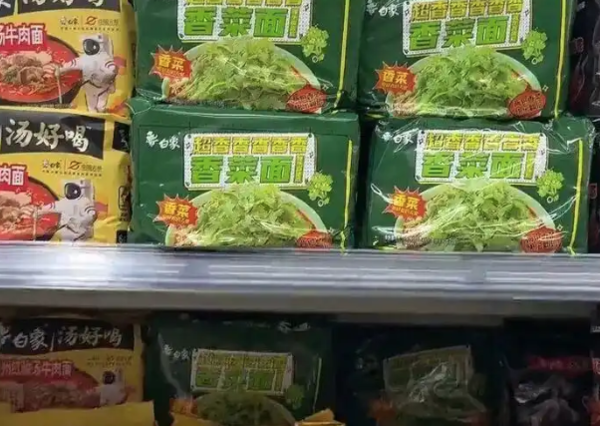 ▲香菜泡麵成必買之一。（圖／翻攝自微博）