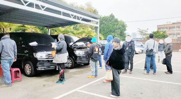 ▲桃園分署今年首場聯合拍賣會，儘管寒流來襲仍吸引不少民眾前來賞車。（圖／桃園分署提供）