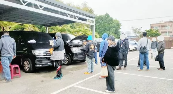 ▲桃園分署今年首場聯合拍賣會，儘管寒流來襲仍吸引不少民眾前來賞車。（圖／桃園分署提供）