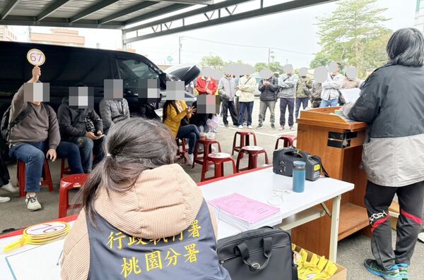 ▲桃園分署今年首場聯合拍賣會上，民眾對拍賣車輛仔細品車。（圖／桃園分署提供）