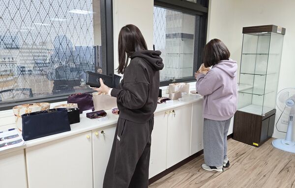 ▲桃園分署今年首場聯合拍賣會，民眾對於動產內襯包包仔細鑑賞。（圖／桃園分署提供）