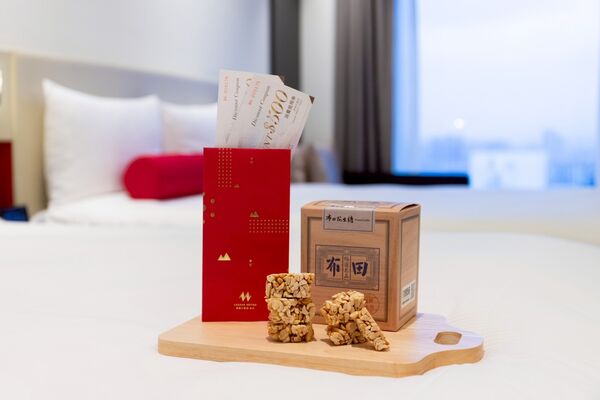 ▲台北凱達大飯店於春節期間攜手布田食品推出「凱達迎春‧好事花生」住房專案，每房4,188元起，專案贈送花生糖及開運紅包,大年初一早上9點30分於飯店大門口舉辦「祥獅獻瑞」表演。（圖／業者提供）