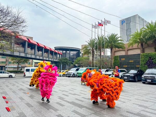 ▲台北凱達大飯店於春節期間攜手布田食品推出「凱達迎春‧好事花生」住房專案，每房4,188元起，專案贈送花生糖及開運紅包,大年初一早上9點30分於飯店大門口舉辦「祥獅獻瑞」表演。（圖／業者提供）