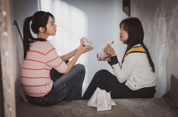 ▲《啵me之我的青春住了鬼》賴雅妍（右）和邵雨薇兩人演回年少時期絲毫不違和。（圖／風暴國際股份有限公司提供）