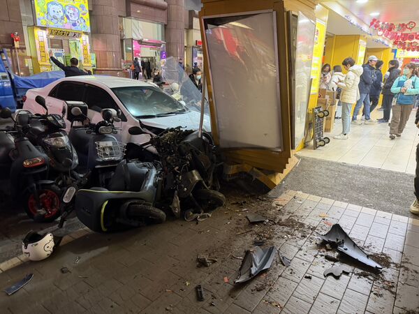 ▲▼22歲女駕駛操作不當，整台車撞光南書店門口柱子。（圖／警方提供）