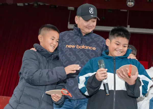 ▲曾豪駒總教練與參加活動的60位小球芽大合照。（圖／球芽基金，下同）