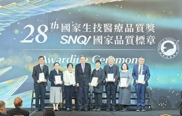 ▲北榮桃園分院失智照護創新與管理成效佳，榮獲「SNQ 國家品質標章」