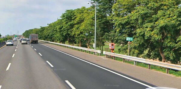 王邦鏞將男童屍體裝進行李箱，丟棄在國道一號外側車道旁的草叢中。（翻攝Google Maps）
