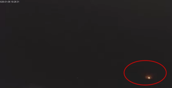 ▲當晚7時28分31秒時，出現物體墜海火光。（圖／翻攝自YouTube／東海岸即時影像-石梯坪）8569434