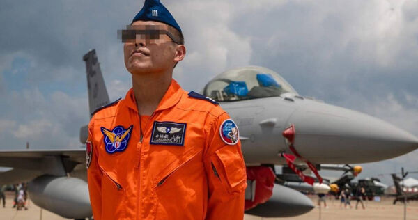 空軍上尉飛官辛柏毅6日晚間執行夜間訓練，卻疑似MMC故障而空間迷向，失事後疑似跳傘，目前各界仍持續搜救。（圖／IDF經國號粉絲專頁提供）