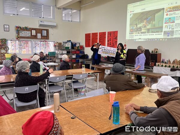 ▲成功警提醒長者注意交通安全。（圖／記者楊晨東翻攝）