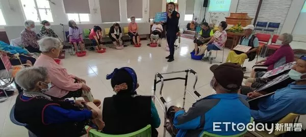 ▲泡腳話家常、宣導不說教。（圖／記者楊晨東翻攝）