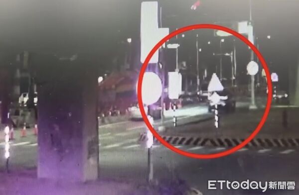 ▲▼ 高雄左營路口45分鐘連2撞！女騎士遭擊落送醫　計程車小貨車再撞。（圖／記者賴文萱翻攝）