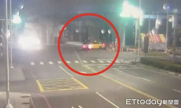 ▲▼ 高雄左營路口45分鐘連2撞！女騎士遭擊落送醫　計程車小貨車再撞。（圖／記者賴文萱翻攝）