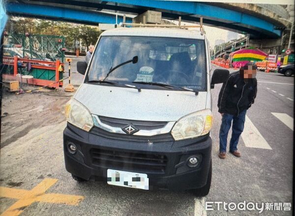 ▲▼ 高雄左營路口45分鐘連2撞！女騎士遭擊落送醫　計程車小貨車再撞。（圖／記者賴文萱翻攝）