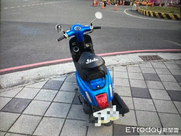 ▲▼ 高雄左營路口45分鐘連2撞！女騎士遭擊落送醫　計程車小貨車再撞。（圖／記者賴文萱翻攝）