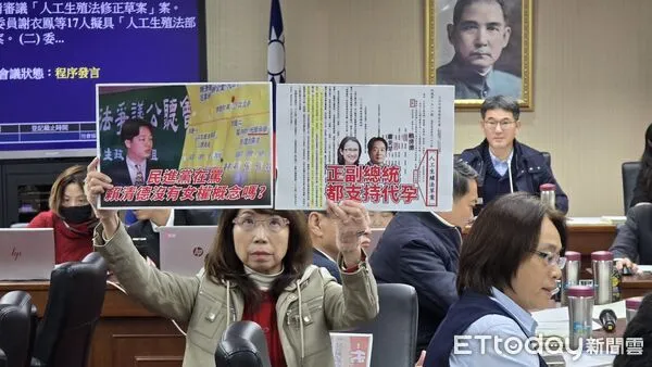 ▲民眾黨立委陳昭姿舉牌抗議。（圖／記者詹詠淇攝）