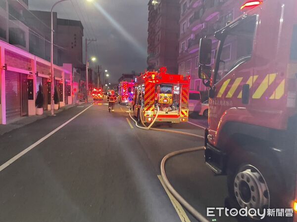 ▲▼屏東內埔鄉光華街大樓火警。（圖／記者陳崑福翻攝）