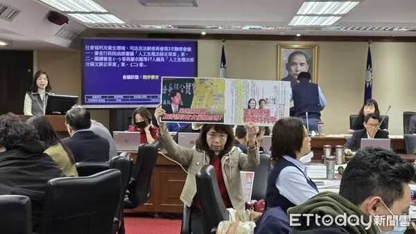 ▲▼民進黨立委林淑芬發言，民眾黨立委陳昭姿舉牌抗議。（圖／記者詹詠淇攝）