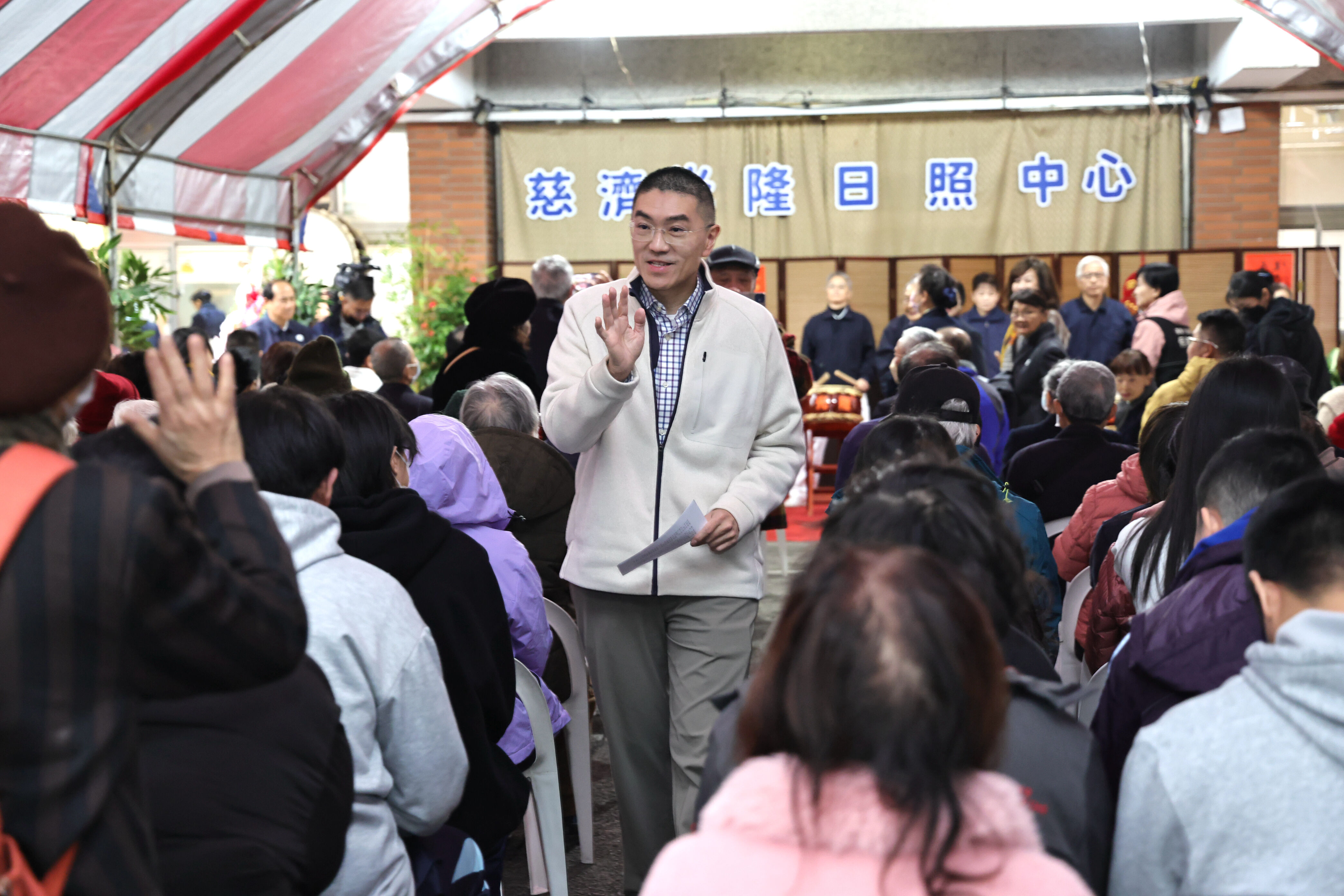 ▲百年學府轉型長照新據點 謝國樑偕邱佩琳為慈濟光隆日照中心揭牌。（圖／記者郭世賢翻攝）