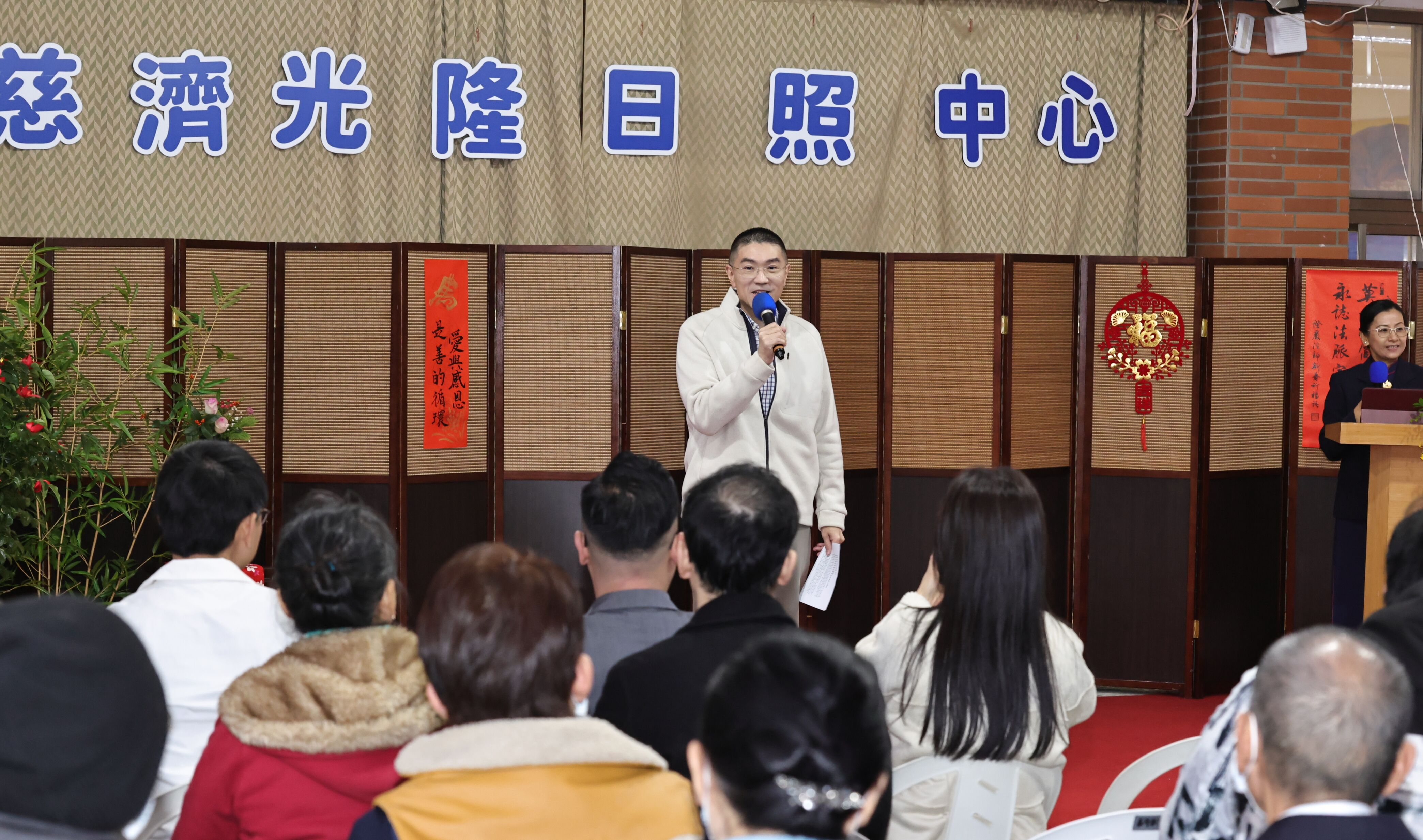 ▲百年學府轉型長照新據點 謝國樑偕邱佩琳為慈濟光隆日照中心揭牌。（圖／記者郭世賢翻攝）