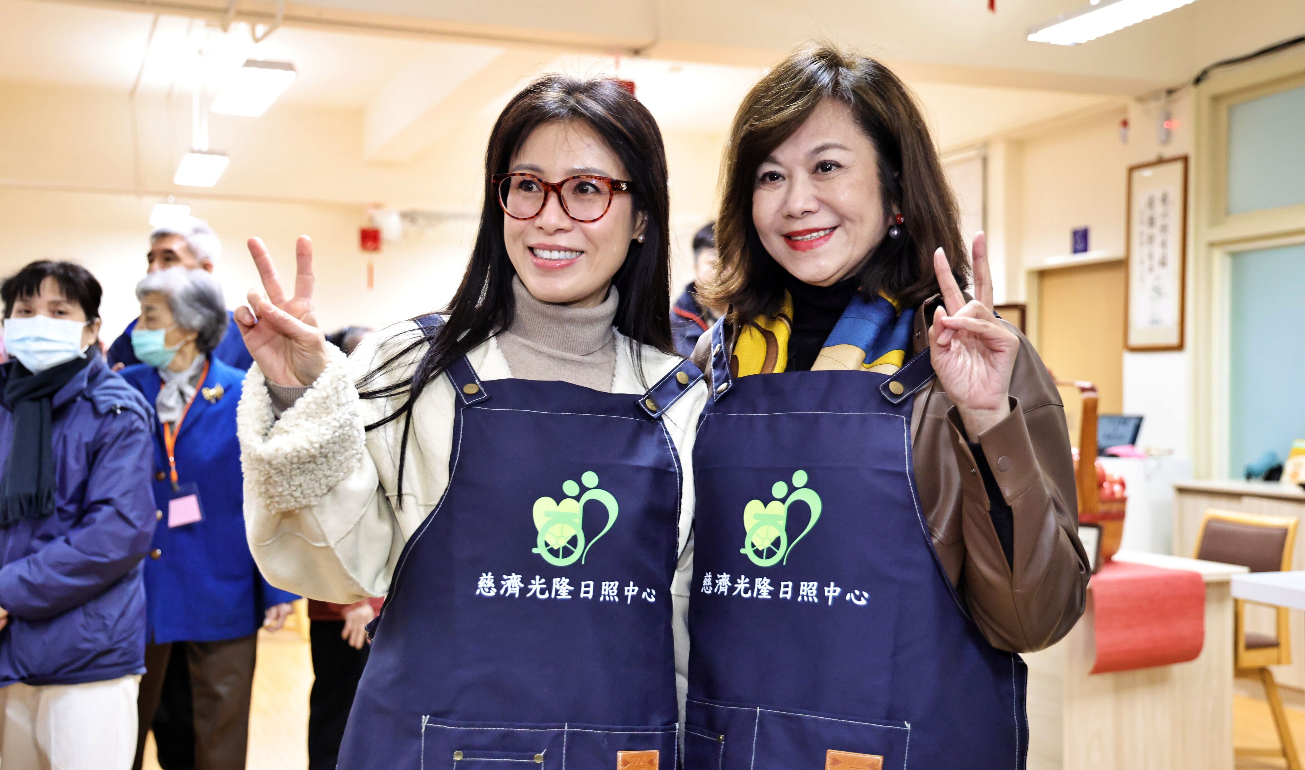 ▲百年學府轉型長照新據點 謝國樑偕邱佩琳為慈濟光隆日照中心揭牌。（圖／記者郭世賢翻攝）