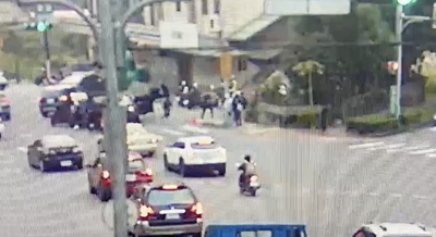 被警攔查5男落跑「車不要了」　自小客倒退嚕撞後車！驚險畫面曝