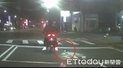 幼貓竄入機車底險被輾！員警急開蜂鳴器攔車　騎士接力安置