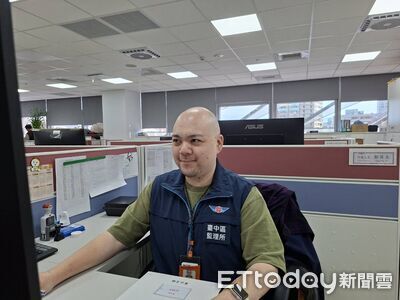 監理站「光頭張先生」爆紅！本人現身　交長背書：有頭髮但不多