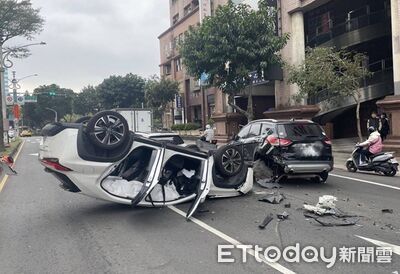 桃園27歲男恍神連撞3車「氣囊炸開4輪朝天」　車頭全爛畫面曝